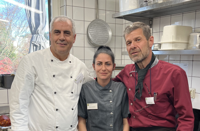 Küchenchef Markus Sigg (rechts) mit einem Teil seines Küchenteams: Sarah Schaller (Mitte) und Fazli Morina (links).