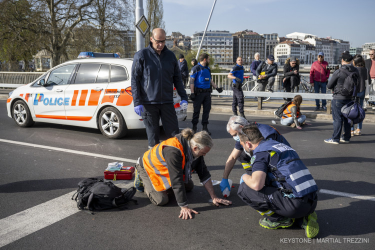 Les ambulanciers ont décollé les mains engluées de trois militants, dont Eric Ducrey.