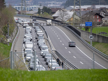 Frapp | Stau Vor Dem Gotthard Zehn Kilometer Lang