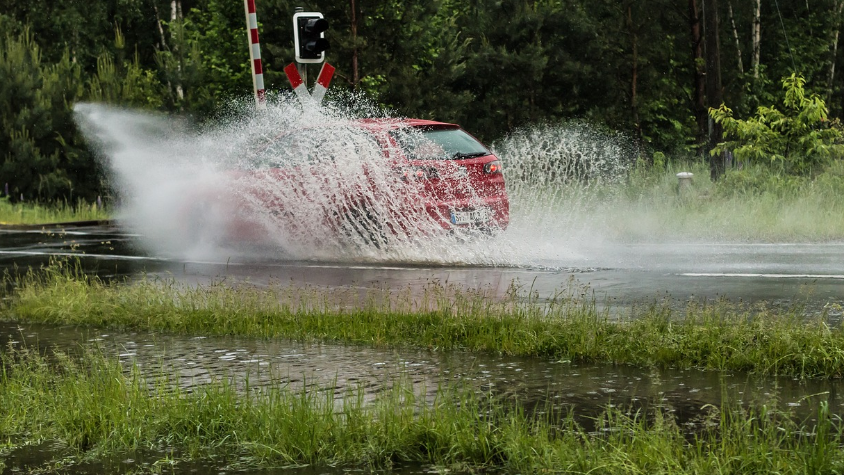 Was Kann Auf Nasser Fahrbahn Zu Aquaplaning Wasserglätte Führen Frapp | Wie vermeide ich Aquaplaning?