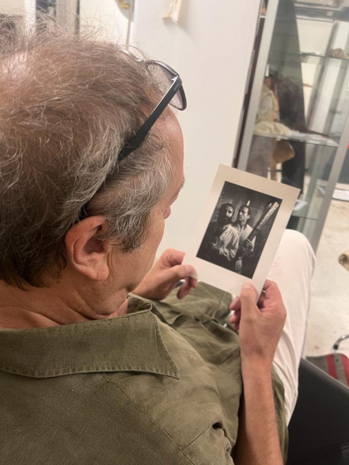 Gérard Widmer schaut sich ein Foto von früher an