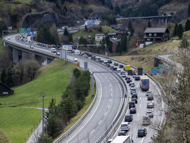 Spannende Gotthard Tunnel Stau Bildnull