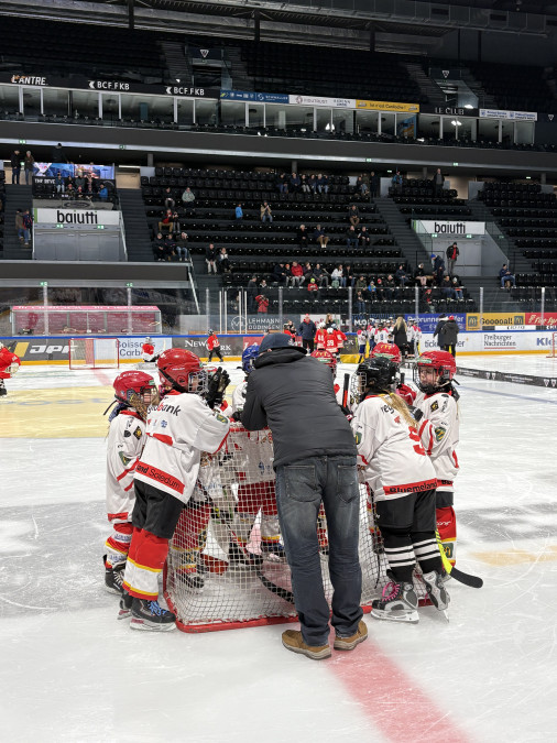 Les jeunes hockeyeuses à l'écoute de leur coach. 