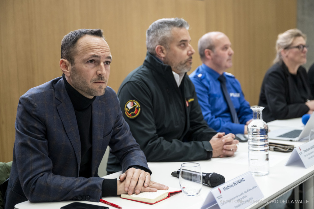 Mathias Reynard, conseiller d'État et président du Conseil d'État du canton du Valais, Stéphane Ganzer, conseiller d'État et chef du Département de la sécurité, des institutions et du sport du canton du Valais, Frédéric Gisler, commandant de la Police cantonale valaisanne, et Béatrice Pilloud, procureure générale du canton du Valais