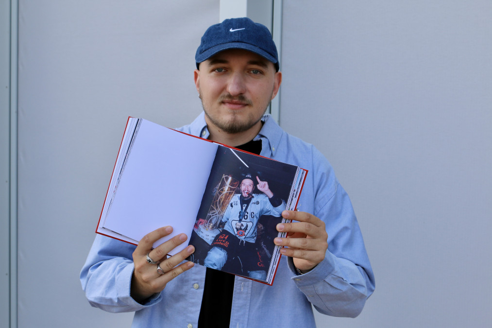 Adrien Perritaz pose avec sa photo favorite.
