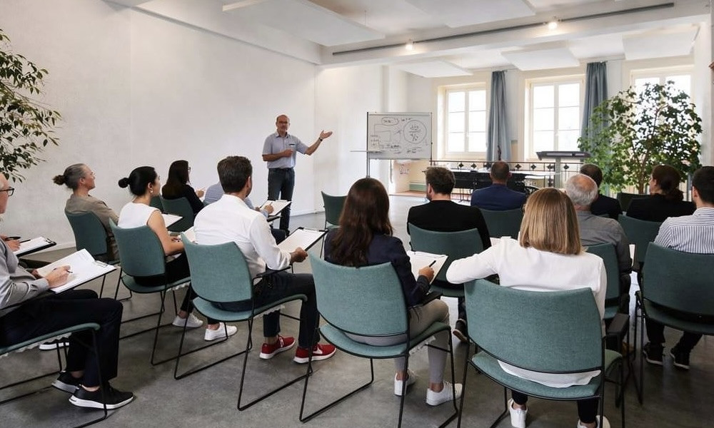 Salle de conférence avec du monde