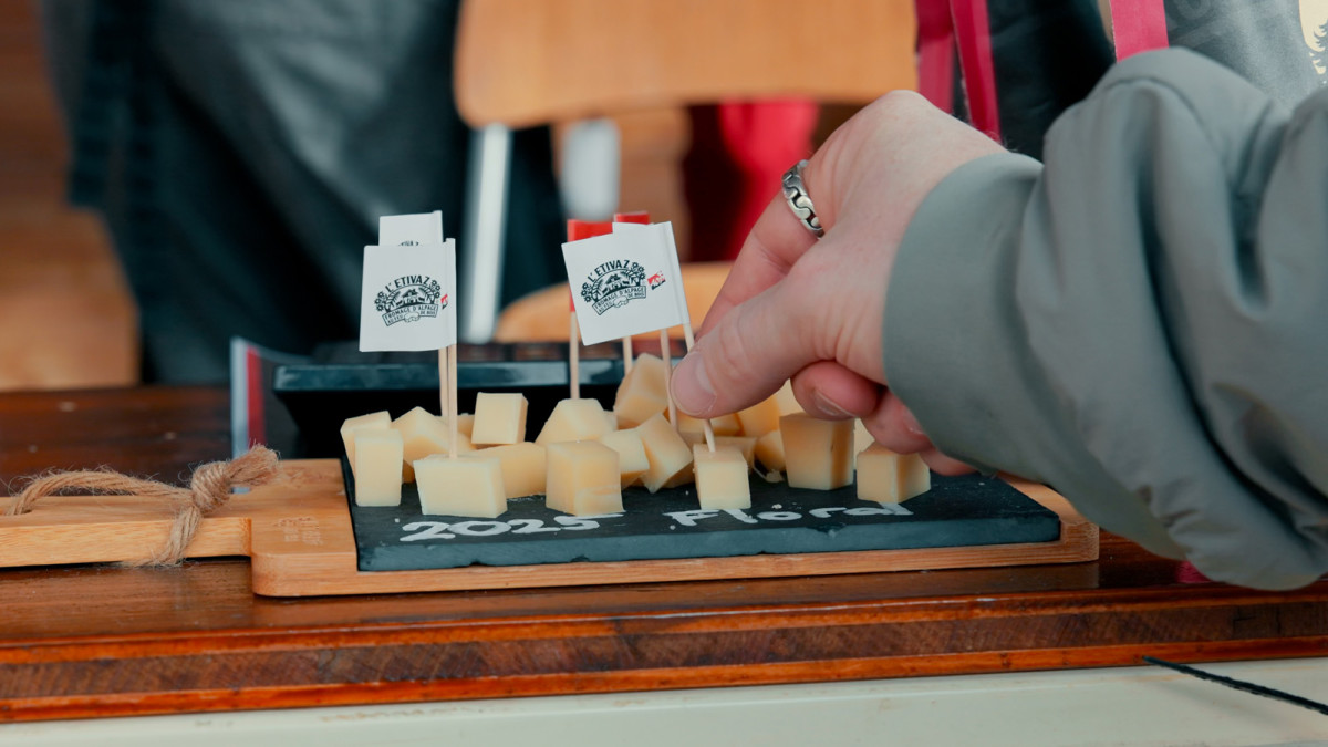 Dégustation de cubes de fromage L'Etivaz identifiés par de petits drapeaux, sur une ardoise